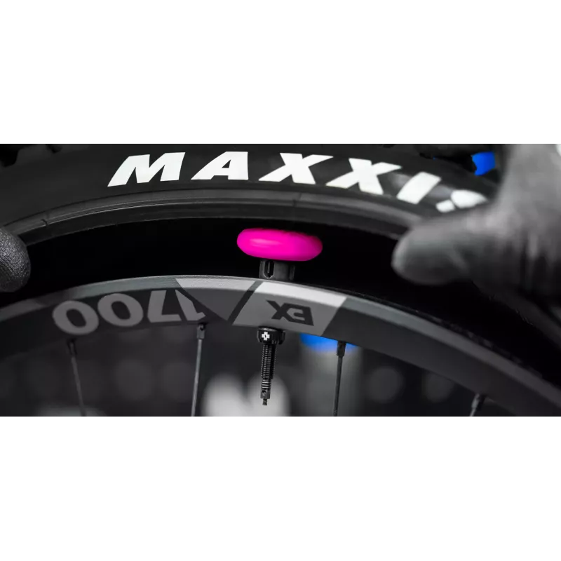 Support de traqueur MUC-OFF + valves tubeless 44mm noir