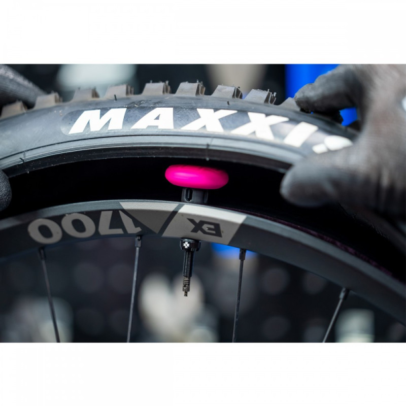 Support de traqueur MUC-OFF + valves tubeless 44mm noir